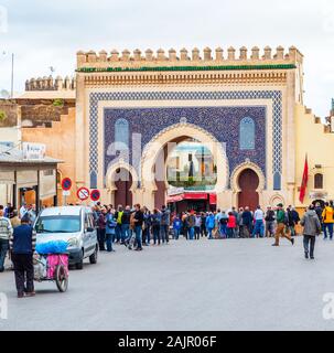 Fes, Maroc - 12 novembre 2019 : foule de touristes près de la porte de Bab Bou Jeloud Gate (La Porte Bleue) Banque D'Images