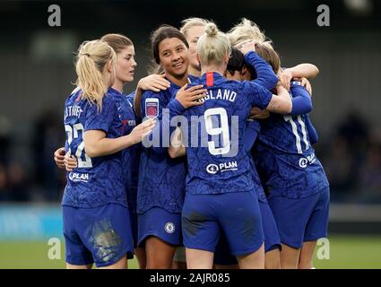 Chelsea's Guro Reiten célèbre marquant son deuxième but de la partie au cours de la FA Women's super match de championnat au Cherry Red Records Stadium, Londres. Banque D'Images