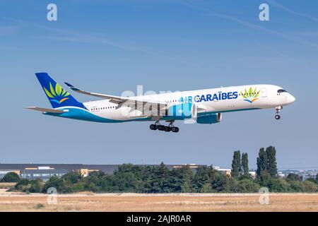 Paris, France - 16 août 2018 : Air Caraibes Airbus A350 avion à l'aéroport de Paris Orly (ORY) en France. Airbus est un constructeur aéronautique de Toul Banque D'Images