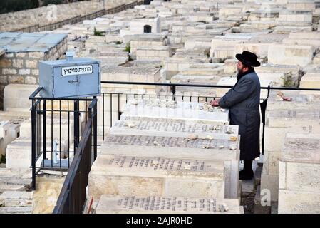 Prière hassidique sur le cimetière juif du Mont des Oliviers Banque D'Images