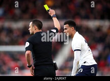 Tottenham Hotspur est montré de l'Alli Dele un carton jaune par l'arbitre Stuart Attwell au cours de la FA Cup troisième ronde correspondent au stade Riverside, Middlesbrough. Banque D'Images