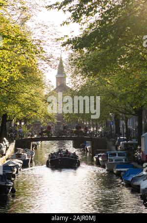 Soirée paisible scène avec le soleil se couchant sur l'Amsterdam Bloemgracht néerlandaise de la vieille ville de Jordaan. Banque D'Images