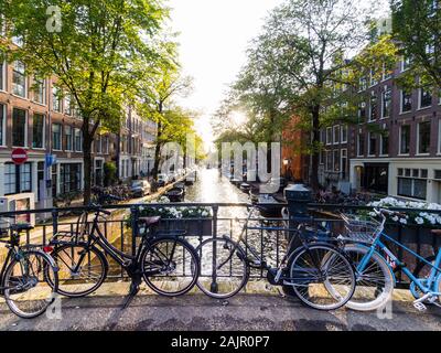 Des vélos en stationnement sur un pont-canal à Amsterdam. Jordaan (Egelantiersgracht) Banque D'Images