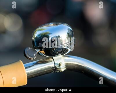 Close-up of a vélo chromé Bell dans la lumière du soleil Banque D'Images