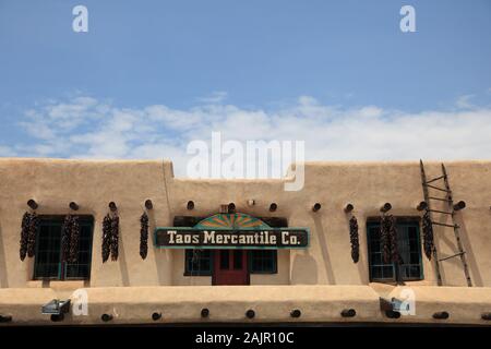 Taos Mercantile, Adobe Architecture, Taos Plaza, Quartier Historique, Taos, Nouveau Mexique, États-Unis Banque D'Images