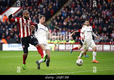 Leon Clarke de Sheffield United (à gauche) a un tir au but lors de la FA Cup troisième ronde match Northamptonshire, à Sheffield. Banque D'Images