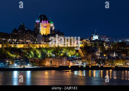 Château Frontenac dans le Vieux Québec ville en soirée pendant la saison d'automne au Québec, Canada. Banque D'Images