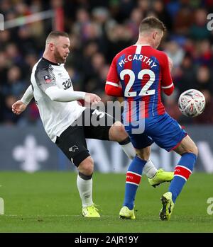 Derby County's Wayne Rooney (à gauche) et Crystal Palace's James McCarthy bataille pour la balle durant le match à Selhurst Park, Londres. Banque D'Images