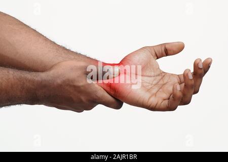 Close up d'afro homme frottant son poignet enflammées, souffrant d'arthrite Banque D'Images