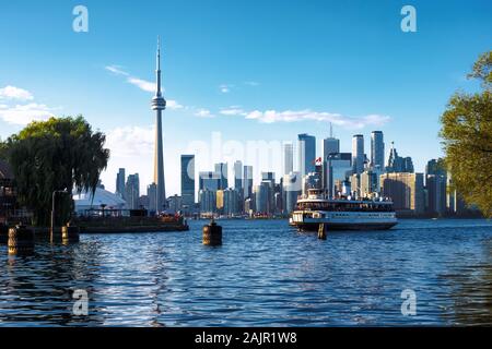 Toronto, Ontario, Canada, voir l'emblématique ville de Toronto montrant bateau arrivant à l'île Centre de jour en saison d'automne. Banque D'Images