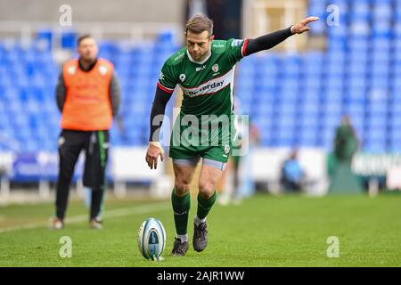 READING, UK. 05th, Jan 2020. Stephen Myler de London Irish prend un coup de pied de transformation au cours de Gallagher Premiership match de rugby entre London Irish vs Exeter Chiefs au Madejski Stadium le dimanche, 05 janvier 2020. Londres Angleterre . (Usage éditorial uniquement, licence requise pour un usage commercial. Aucune utilisation de pari, de jeux ou d'un seul club/ligue/dvd publications.) Crédit : Taka G Wu/Alamy Live News Banque D'Images