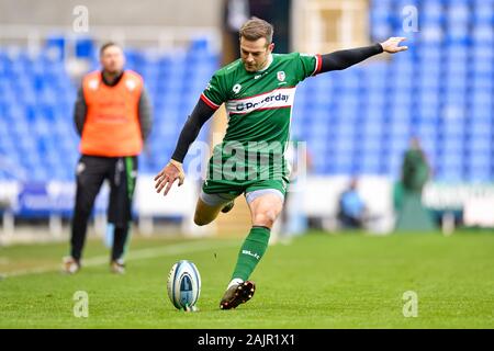 READING, UK. 05th, Jan 2020. Stephen Myler de London Irish prend un coup de pied de transformation au cours de Gallagher Premiership match de rugby entre London Irish vs Exeter Chiefs au Madejski Stadium le dimanche, 05 janvier 2020. Londres Angleterre . (Usage éditorial uniquement, licence requise pour un usage commercial. Aucune utilisation de pari, de jeux ou d'un seul club/ligue/dvd publications.) Crédit : Taka G Wu/Alamy Live News Banque D'Images