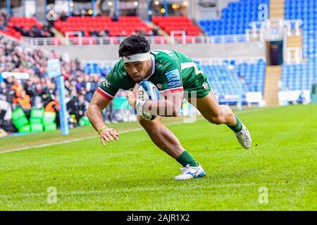 READING, UK. 05th, Jan 2020. Belgique Tuatagaloa de London Irish marque un essai au cours de Gallagher Premiership match de rugby entre London Irish vs Exeter Chiefs au Madejski Stadium le dimanche, 05 janvier 2020. Londres Angleterre . (Usage éditorial uniquement, licence requise pour un usage commercial. Aucune utilisation de pari, de jeux ou d'un seul club/ligue/dvd publications.) Crédit : Taka G Wu/Alamy Live News Banque D'Images