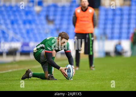 READING, UK. 05th, Jan 2020. Stephen Myler de London Irish prend un coup de pied de transformation au cours de Gallagher Premiership match de rugby entre London Irish vs Exeter Chiefs au Madejski Stadium le dimanche, 05 janvier 2020. Londres Angleterre . (Usage éditorial uniquement, licence requise pour un usage commercial. Aucune utilisation de pari, de jeux ou d'un seul club/ligue/dvd publications.) Crédit : Taka G Wu/Alamy Live News Banque D'Images