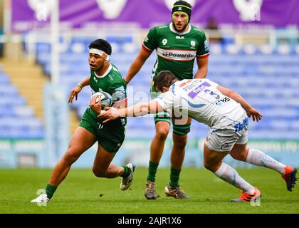 READING, UK. 05th, Jan 2020. Belgique Tuatagaloa de London Irish (à gauche) est abordé par Enrique Pieretto Exeter Chiefs (à gauche) au cours de Gallagher Premiership match de rugby entre London Irish vs Exeter Chiefs au Madejski Stadium le dimanche, 05 janvier 2020. Londres Angleterre . (Usage éditorial uniquement, licence requise pour un usage commercial. Aucune utilisation de pari, de jeux ou d'un seul club/ligue/dvd publications.) Crédit : Taka G Wu/Alamy Live News Banque D'Images