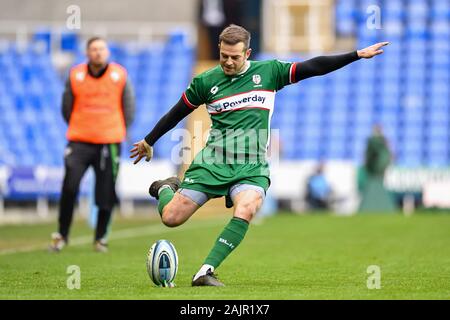 READING, UK. 05th, Jan 2020. Stephen Myler de London Irish prend un coup de pied de transformation au cours de Gallagher Premiership match de rugby entre London Irish vs Exeter Chiefs au Madejski Stadium le dimanche, 05 janvier 2020. Londres Angleterre . (Usage éditorial uniquement, licence requise pour un usage commercial. Aucune utilisation de pari, de jeux ou d'un seul club/ligue/dvd publications.) Crédit : Taka G Wu/Alamy Live News Banque D'Images