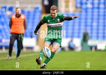 READING, UK. 05th, Jan 2020. Stephen Myler de London Irish prend un coup de pied de transformation au cours de Gallagher Premiership match de rugby entre London Irish vs Exeter Chiefs au Madejski Stadium le dimanche, 05 janvier 2020. Londres Angleterre . (Usage éditorial uniquement, licence requise pour un usage commercial. Aucune utilisation de pari, de jeux ou d'un seul club/ligue/dvd publications.) Crédit : Taka G Wu/Alamy Live News Banque D'Images