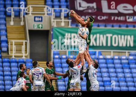 READING, UK. 05th, Jan 2020. Adam Coleman de London Irish attrapé la balle dans la ligne de sortie au cours de Gallagher Premiership match de rugby entre London Irish vs Exeter Chiefs au Madejski Stadium le dimanche, 05 janvier 2020. Londres Angleterre . (Usage éditorial uniquement, licence requise pour un usage commercial. Aucune utilisation de pari, de jeux ou d'un seul club/ligue/dvd publications.) Crédit : Taka G Wu/Alamy Live News Banque D'Images