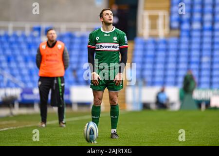 READING, UK. 05th, Jan 2020. Stephen Myler de London Irish prend un coup de pied de transformation au cours de Gallagher Premiership match de rugby entre London Irish vs Exeter Chiefs au Madejski Stadium le dimanche, 05 janvier 2020. Londres Angleterre . (Usage éditorial uniquement, licence requise pour un usage commercial. Aucune utilisation de pari, de jeux ou d'un seul club/ligue/dvd publications.) Crédit : Taka G Wu/Alamy Live News Banque D'Images