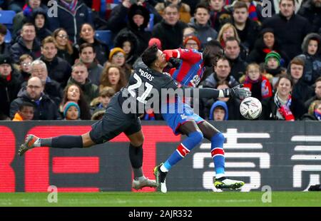 Derby County gardien Kelle Roos (à gauche) et Crystal Palace's Cheikhou Kouyate bataille pour la balle durant le match à Selhurst Park, Londres. Banque D'Images