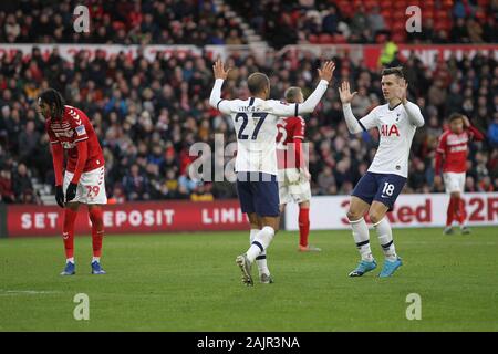 Middlesbrough, Royaume-Uni. 5 janvier 2020. Le Hotspur Totttenham Lucas du célèbre avec Giovani Lo Celso après avoir marqué au niveau le score à 1-1 au cours de la FA Cup troisième ronde match entre Middlesbrough et Tottenham Hotspur au stade Riverside, Middlesbrough le dimanche 5 janvier 2020. (Crédit : Mark Fletcher | Crédit : MI News & Sport /Alamy Live News Banque D'Images