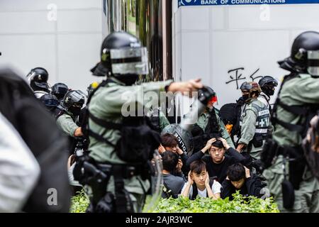 Hong Kong, Chine. 05Th Jan, 2020. En tenue de police soupçonnés de manifestants lors de la manifestation.entrer dans le 7ème mois de l'agitation civile, les manifestants ont marché dans les rues, pour protester contre les opérateurs parallèles chinois. Les manifestants ont scandé des slogans et chanté des chansons. Dans la police anti-émeute a comparu et arrêté plusieurs manifestants. Credit : SOPA/Alamy Images Limited Live News Banque D'Images