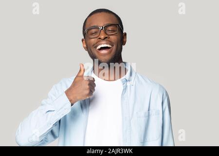 Guy africaine showing Thumbs up looking at camera studio shot Banque D'Images