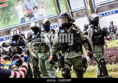 Hong Kong, Chine. 05Th Jan, 2020. En tenue de la police lors de la manifestation.entrer dans le 7ème mois de l'agitation civile, les manifestants ont marché dans les rues, pour protester contre les opérateurs parallèles chinois. Les manifestants ont scandé des slogans et chanté des chansons. Dans la police anti-émeute a comparu et arrêté plusieurs manifestants. Credit : SOPA/Alamy Images Limited Live News Banque D'Images