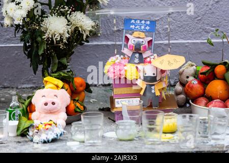 Hong Kong, Chine. 05Th Jan, 2020. Bougies et autres objets laissés derrière par les manifestants comme un hommage à l'occasion de la manifestation.entrer dans le 7ème mois de l'agitation civile, les manifestants ont marché dans les rues, pour protester contre les opérateurs parallèles chinois. Les manifestants ont scandé des slogans et chanté des chansons. Dans la police anti-émeute a comparu et arrêté plusieurs manifestants. Credit : SOPA/Alamy Images Limited Live News Banque D'Images