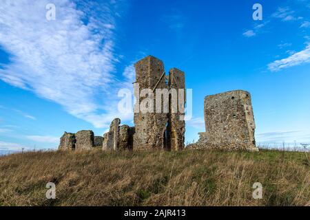 Les ruines de l'église Saint-Jacques à Bawsey près de Kings Lynn, Norfolk, Royaume-Uni. Photo prise avec une exposition longue, le 4 jan 2020. Banque D'Images