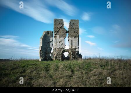 Les ruines sur la colline est l'église de St James, Bawsey près de Kings Lynn, Norfolk, Royaume-Uni. Prise le 4 janvier 2020 la vue est de l'extrémité de l'église de nous Banque D'Images