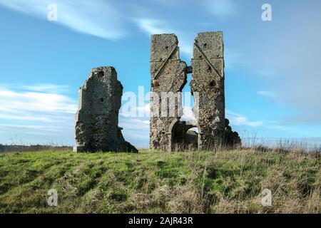 Le vieux saxon Eglise de Saint James à l'ancien village de Bawseynear Kings Lynn, Norfolk, Royaume-Uni. Prises avec une longue exposition sur 4 Janvier 2020. Banque D'Images