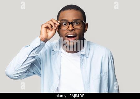 Guy de l'Afrique de l'appareil photo à ne croire ses yeux Banque D'Images