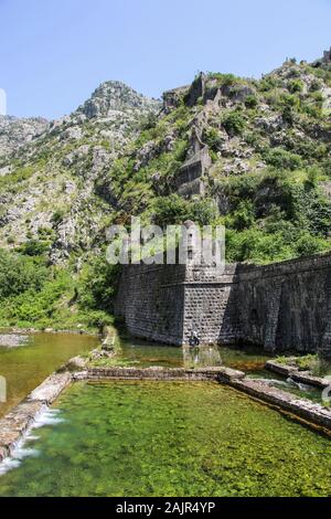 Ancienne forteresse murs de Kotor brusquement montée. Kotor, Monténégro Banque D'Images