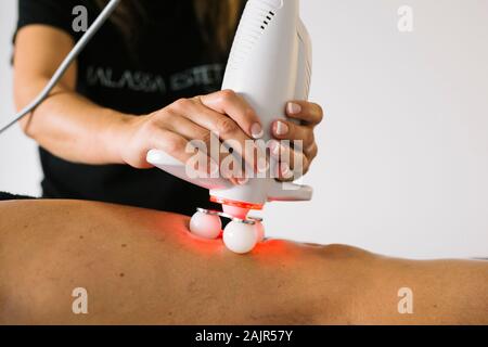 Un applyng technicien traitement anti-cellulite Banque D'Images