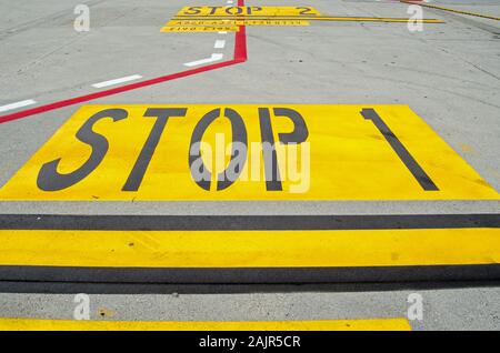 Panneau d'arrêt peint sur le tarmac de l'aéroport en tant qu'instruction pour le pilote à l'aéroport Marco Polo à Venise, Italie. Banque D'Images