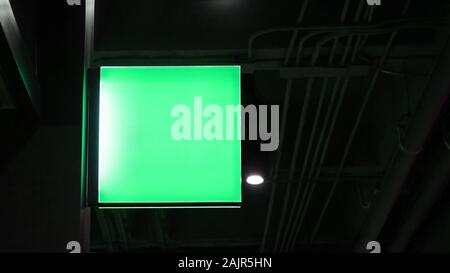 La signalisation de la visionneuse carrée blanche est accrochée au mur Banque D'Images