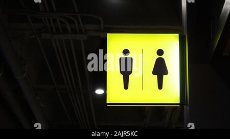 La signalisation des toilettes de la visionneuse carrée est accrochée au mur Banque D'Images