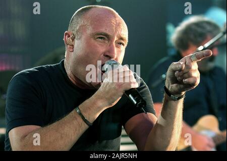 Milan, Italie, 01 mai 2004, concert live de Phil Collins à l'Assago Forum : Phil Collins pendant le concert Banque D'Images