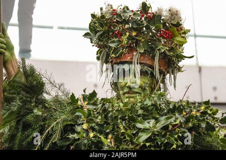 Londres, Royaume-Uni. 5e jan 2020. The Holly Man sur le pont du Millénaire. 25e congrès annuel de la Douzième Nuit de fête, une ancienne coutume de l'hiver, est tenue à Bankside, effectuée par la partie 'Lions' joueurs. L'homme, en bois de houx feuillage vert, est joué sur la Tamise. Il est rejoint par la London les mimes, de toasts (wassail) le peuple, et effectuer de combat folk freestyle jouer en costumes colorés. La procession se déplace de l'autre côté de la rivière, à Shakespeare's Globe et à la St George Inn, Southwark. Credit : Imageplotter/Alamy Live News Banque D'Images