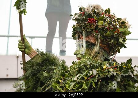 Londres, Royaume-Uni. 5e jan 2020. The Holly Man sur le pont du Millénaire. 25e congrès annuel de la Douzième Nuit de fête, une ancienne coutume de l'hiver, est tenue à Bankside, effectuée par la partie 'Lions' joueurs. L'homme, en bois de houx feuillage vert, est joué sur la Tamise. Il est rejoint par la London les mimes, de toasts (wassail) le peuple, et effectuer de combat folk freestyle jouer en costumes colorés. La procession se déplace de l'autre côté de la rivière, à Shakespeare's Globe et à la St George Inn, Southwark. Credit : Imageplotter/Alamy Live News Banque D'Images