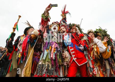 Londres, Royaume-Uni. 5e jan 2020. Les mimes ont un groupe au cours de leur traditionnel 'selfies' freestyle Saint Georges Combat Folk jouer. 25e congrès annuel de la Douzième Nuit de fête, une ancienne coutume de l'hiver, est tenue à Bankside, effectuée par la partie 'Lions' joueurs. L'homme, en bois de houx feuillage vert, est joué sur la Tamise. Il est rejoint par la London les mimes, de toasts (wassail) le peuple, et effectuer de combat folk freestyle jouer en costumes colorés. La procession se déplace de l'autre côté de la rivière, à Shakespeare's Globe et à la St George Inn, Southwark. Credit : Imageplotter/Alamy Live News Banque D'Images