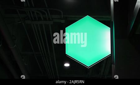 La signalisation de la visionneuse hexagonale blanche est suspendue au mur Banque D'Images