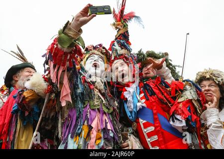 Londres, Royaume-Uni. 5e jan 2020. Les mimes ont un groupe au cours de leur traditionnel 'selfies' freestyle Saint Georges Combat Folk jouer. 25e congrès annuel de la Douzième Nuit de fête, une ancienne coutume de l'hiver, est tenue à Bankside, effectuée par la partie 'Lions' joueurs. L'homme, en bois de houx feuillage vert, est joué sur la Tamise. Il est rejoint par la London les mimes, de toasts (wassail) le peuple, et effectuer de combat folk freestyle jouer en costumes colorés. La procession se déplace de l'autre côté de la rivière, à Shakespeare's Globe et à la St George Inn, Southwark. Credit : Imageplotter/Alamy Live News Banque D'Images