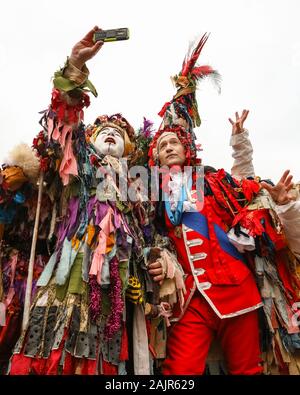 Londres, Royaume-Uni. 5e jan 2020. Les mimes ont un groupe au cours de leur traditionnel 'selfies' freestyle Saint Georges Combat Folk jouer. 25e congrès annuel de la Douzième Nuit de fête, une ancienne coutume de l'hiver, est tenue à Bankside, effectuée par la partie 'Lions' joueurs. L'homme, en bois de houx feuillage vert, est joué sur la Tamise. Il est rejoint par la London les mimes, de toasts (wassail) le peuple, et effectuer de combat folk freestyle jouer en costumes colorés. La procession se déplace de l'autre côté de la rivière, à Shakespeare's Globe et à la St George Inn, Southwark. Credit : Imageplotter/Alamy Live News Banque D'Images