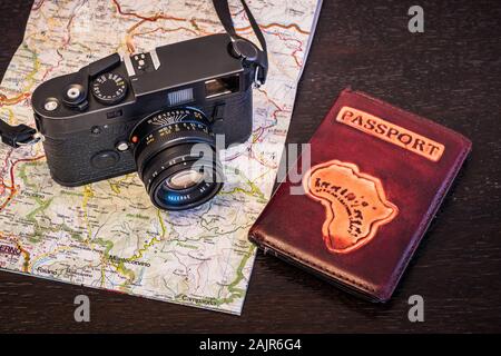 La photographie de voyage Concept - Photo Caméra, passeport et carte sur un fond de bois foncé - look vintage Banque D'Images