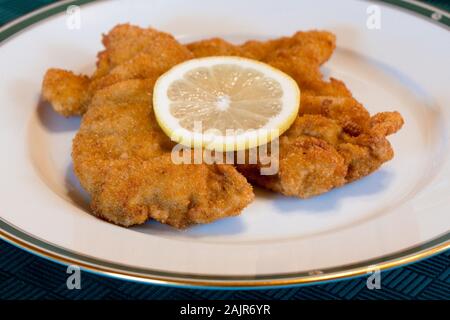 Délicieux Schnitzel viennois Wiener Schnitzel ou sur une élégante plaque avec citron, plat traditionnel autrichien Banque D'Images