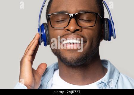 Face à l'Afrique libre guy casque profiter de musique favorite track Banque D'Images
