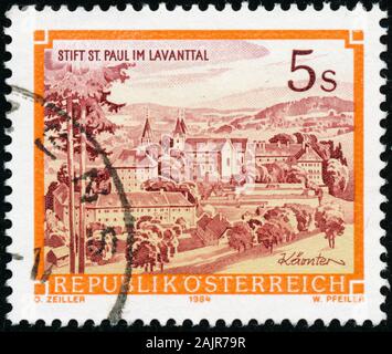 POLTAVA, UKRAINE - 2 janvier 2020.. Vintage de timbres en Autriche vers 1984 l'abbaye de Saint Paul dans la Lavanttal Banque D'Images