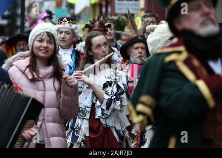 L'interprète au cours de l'Assemblée Douzième Nuit de célébrations et les mimes joue à Southwark, au centre de Londres. Banque D'Images